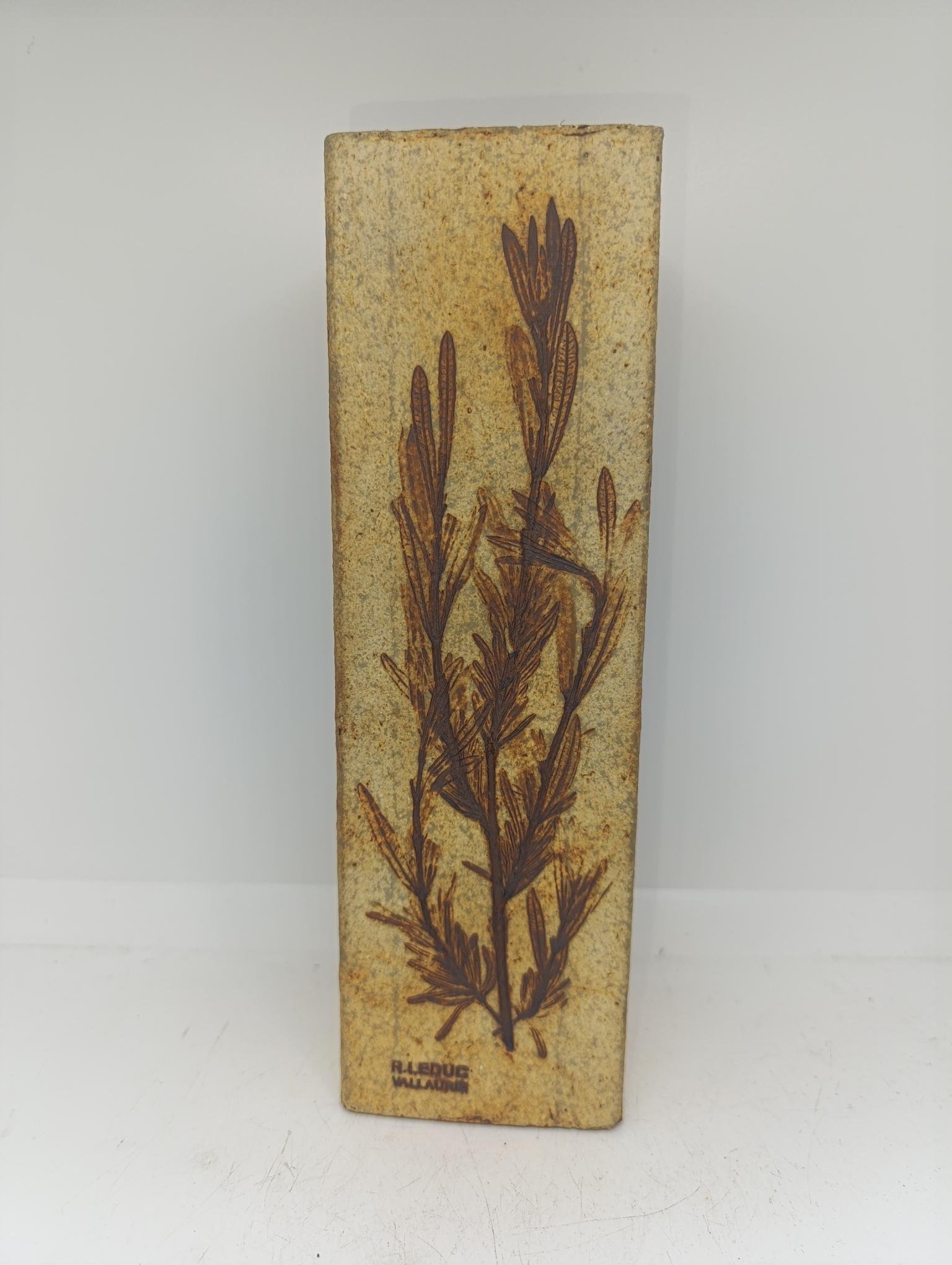 Vase tube signé R. Leduc à décor végétal